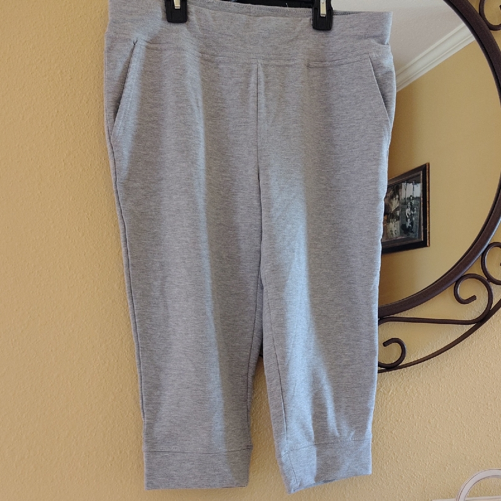 NWOT St. John's Bay Pull On Knit Capris, Size PM, Gray, Side Pockets